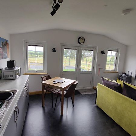 Bumble Bee Cabin Bootle  외부 사진