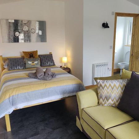 Bumble Bee Cabin Bootle  외부 사진