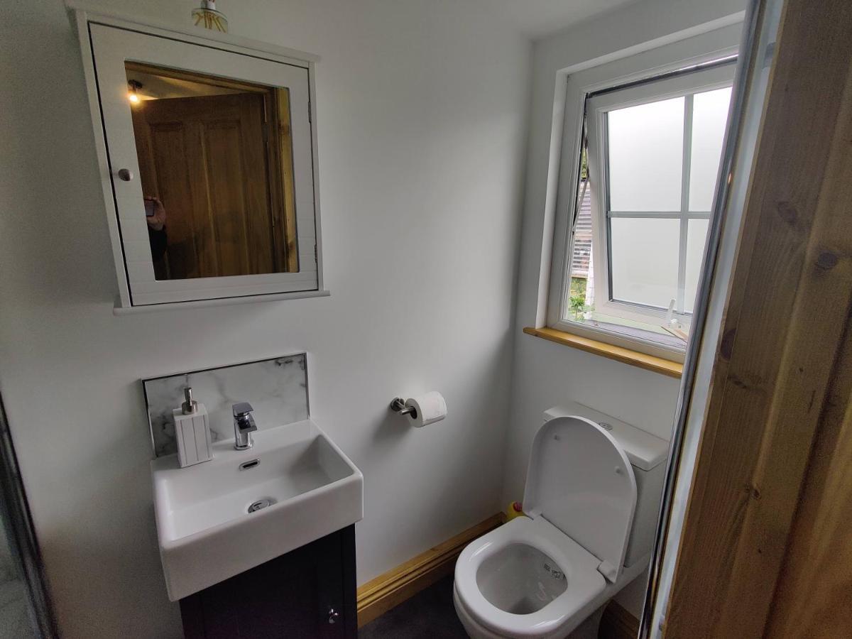 Bumble Bee Cabin Bootle  외부 사진