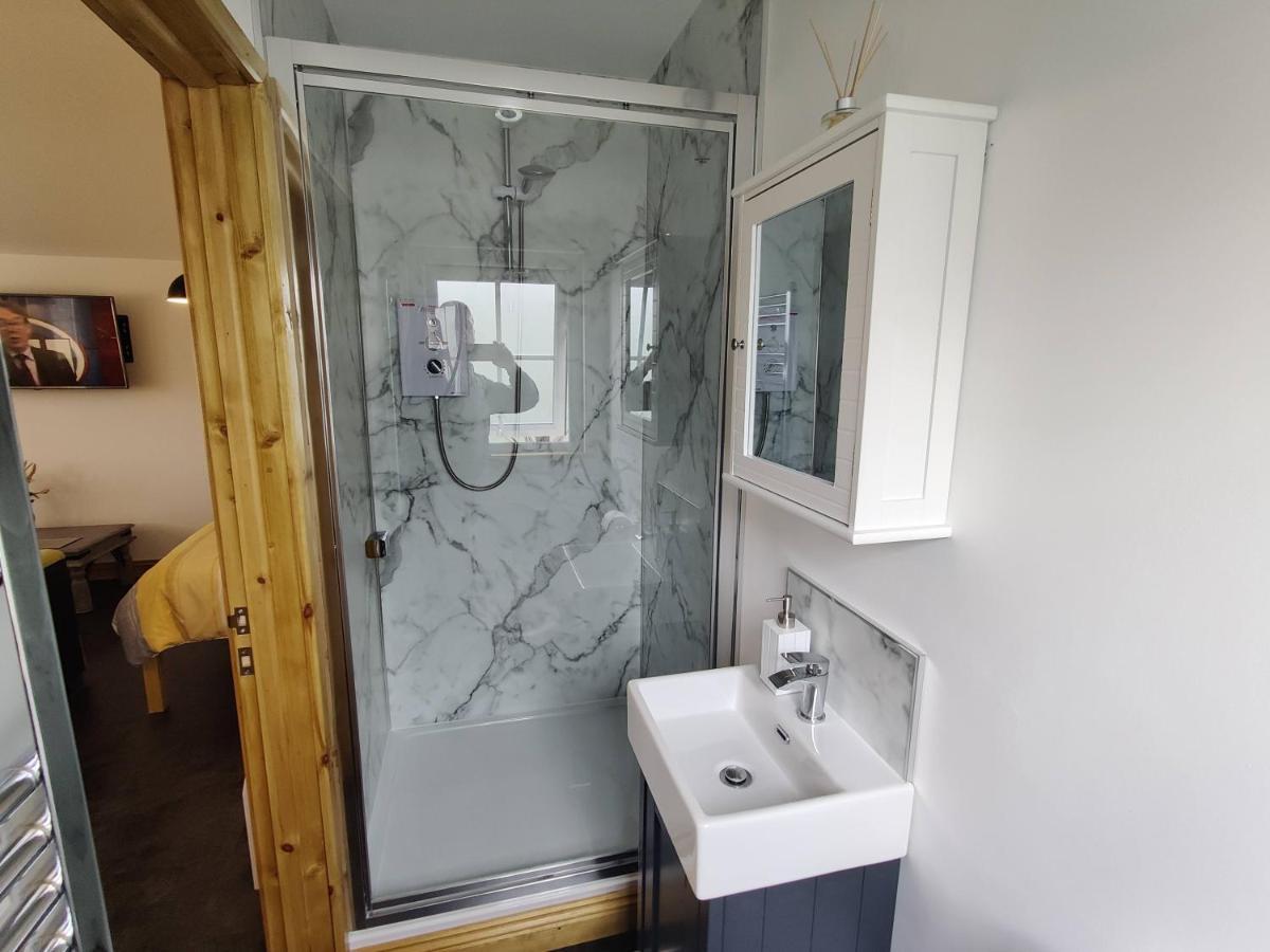 Bumble Bee Cabin Bootle  외부 사진