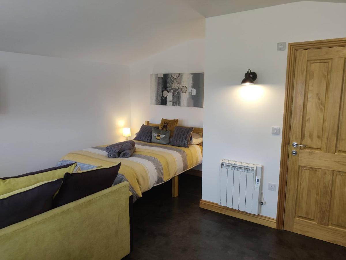 Bumble Bee Cabin Bootle  외부 사진