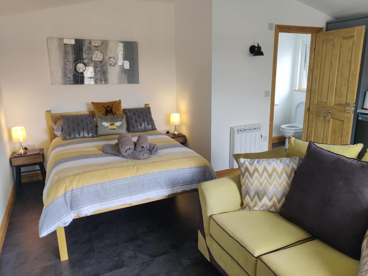 Bumble Bee Cabin Bootle  외부 사진