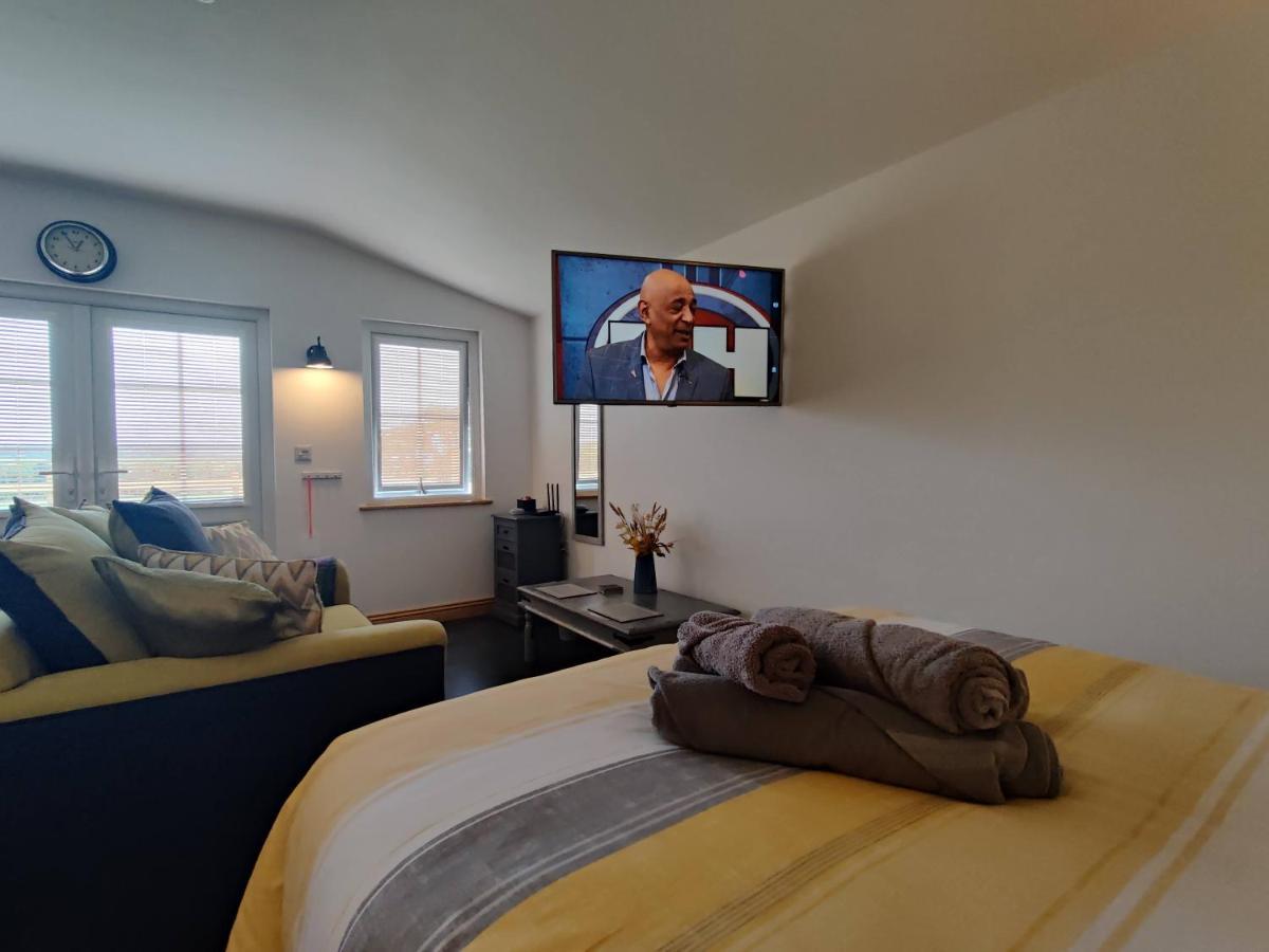 Bumble Bee Cabin Bootle  외부 사진