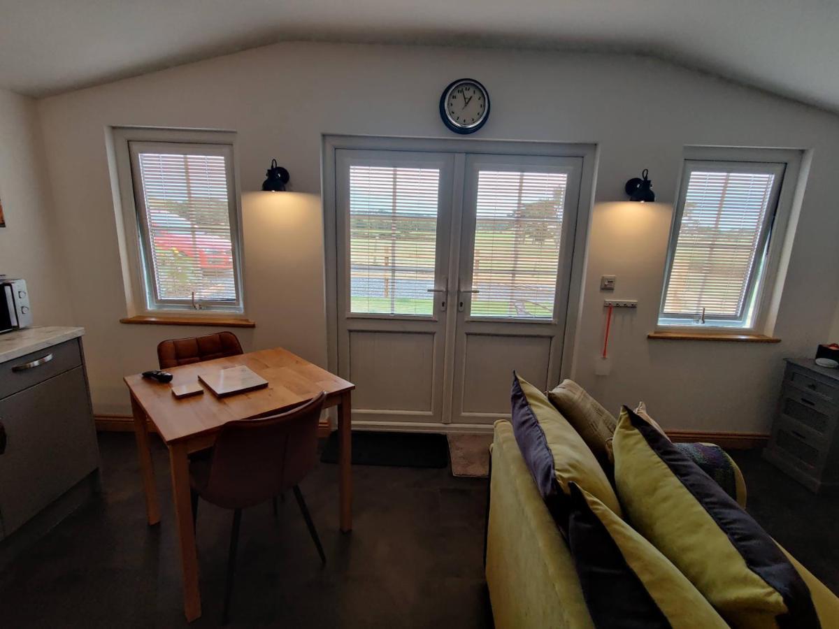 Bumble Bee Cabin Bootle  외부 사진